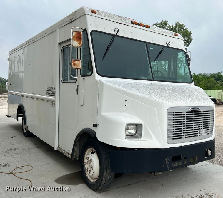 image for item DO1158 1999 Freightliner  MT45 delivery truck