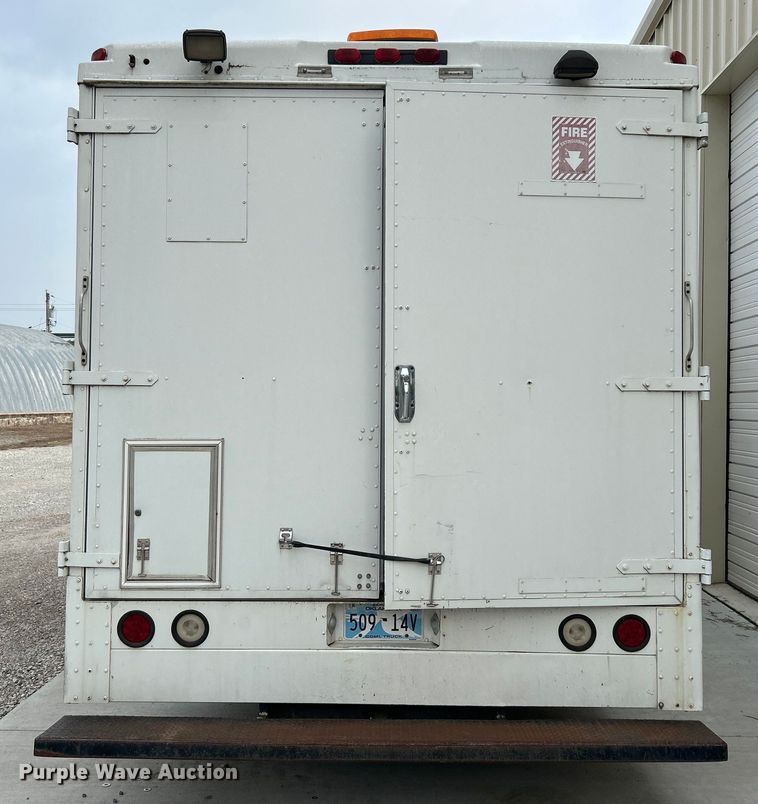 image for item DO1158 1999 Freightliner  MT45 delivery truck