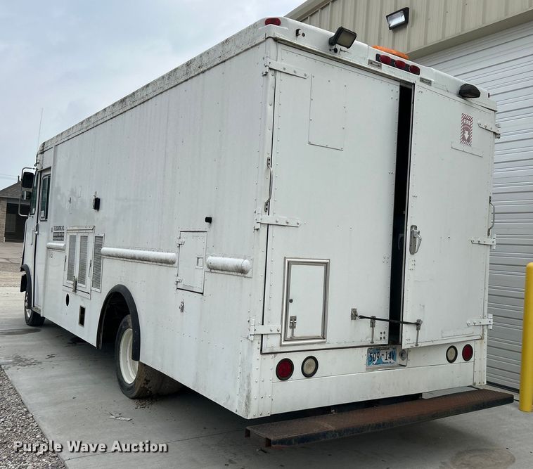 image for item DO1158 1999 Freightliner  MT45 delivery truck