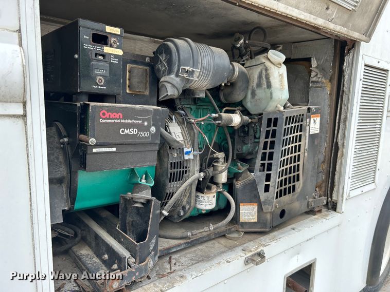 image for item DO1158 1999 Freightliner  MT45 delivery truck