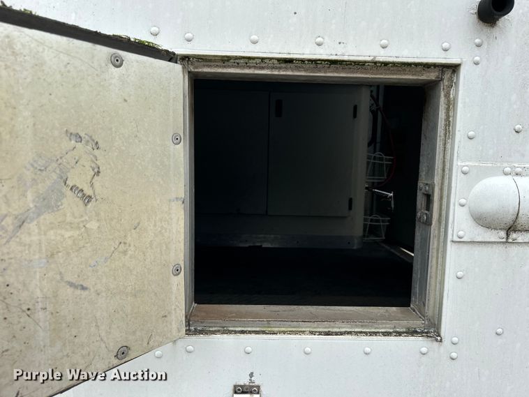 image for item DO1158 1999 Freightliner  MT45 delivery truck