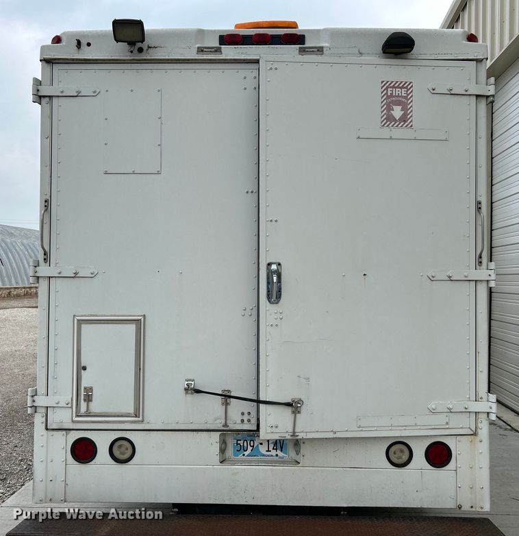 image for item DO1158 1999 Freightliner  MT45 delivery truck