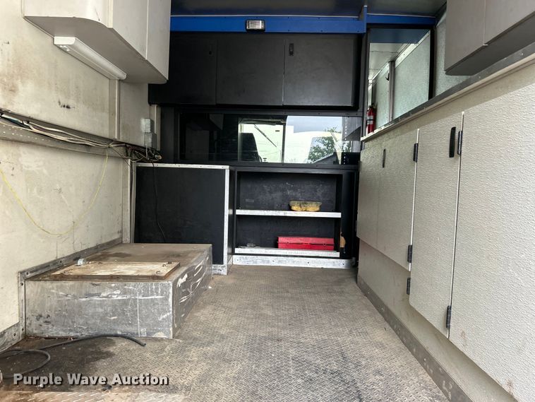 image for item DO1158 1999 Freightliner  MT45 delivery truck