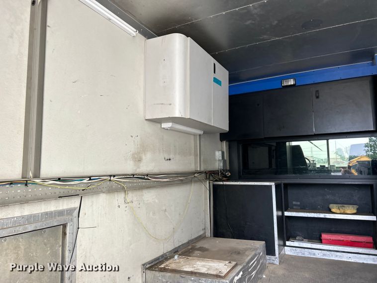 image for item DO1158 1999 Freightliner  MT45 delivery truck