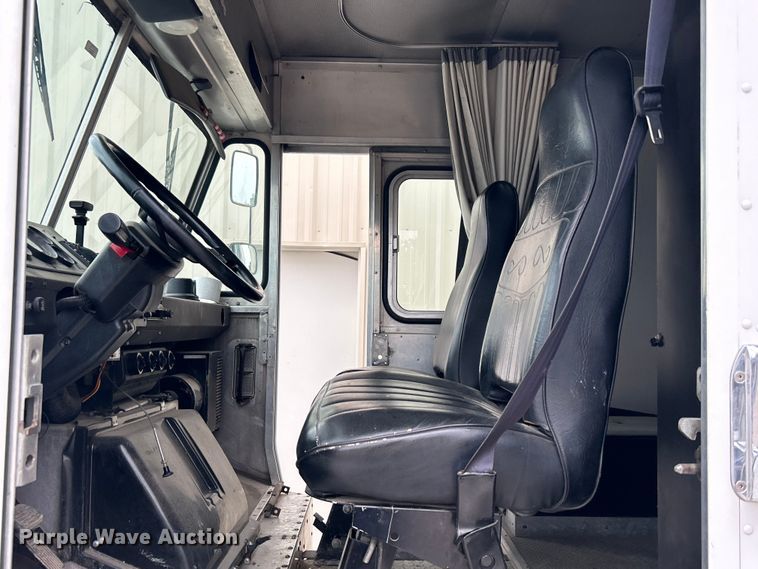 image for item DO1158 1999 Freightliner  MT45 delivery truck