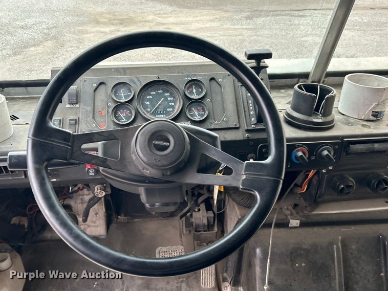 image for item DO1158 1999 Freightliner  MT45 delivery truck