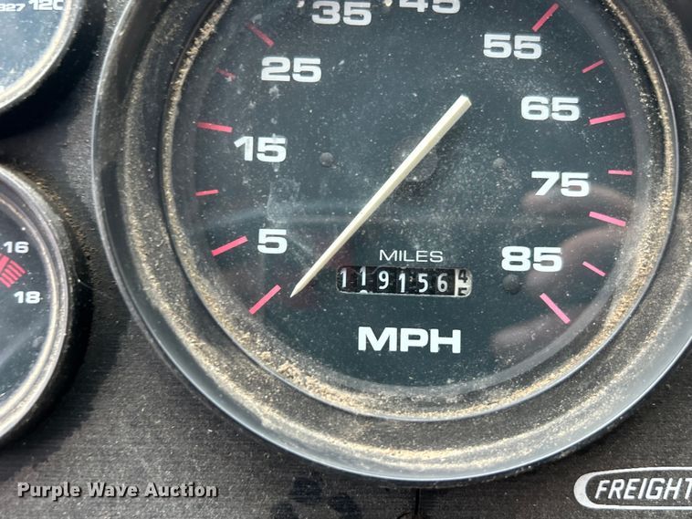 image for item DO1158 1999 Freightliner  MT45 delivery truck