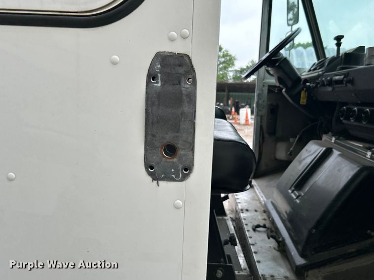 image for item DO1158 1999 Freightliner  MT45 delivery truck