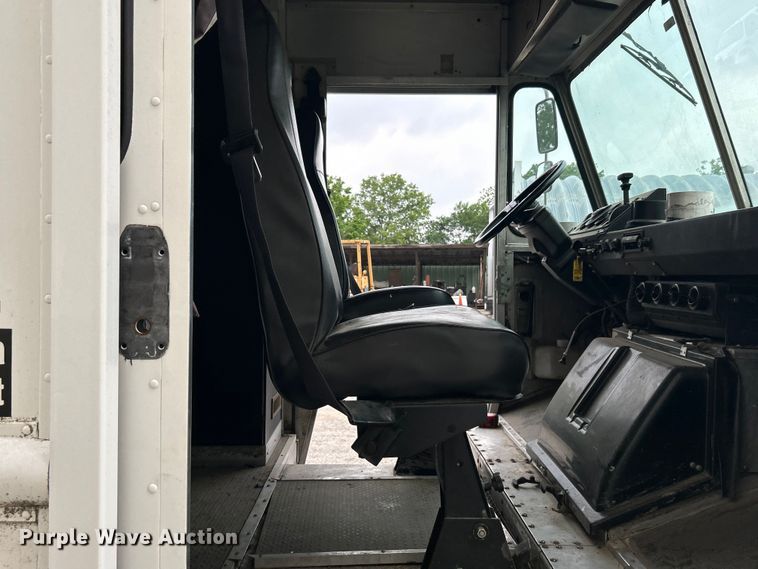 image for item DO1158 1999 Freightliner  MT45 delivery truck