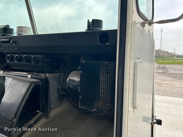 image for item DO1158 1999 Freightliner  MT45 delivery truck