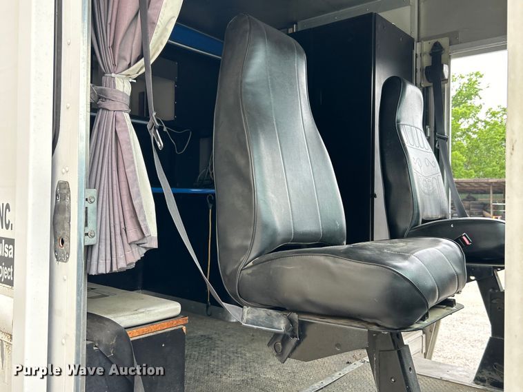 image for item DO1158 1999 Freightliner  MT45 delivery truck