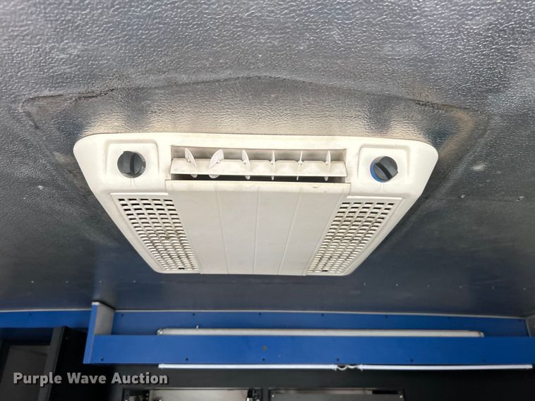 image for item DO1158 1999 Freightliner  MT45 delivery truck