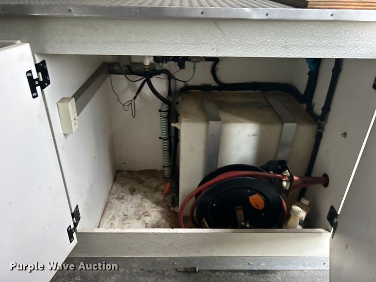 image for item DO1158 1999 Freightliner  MT45 delivery truck