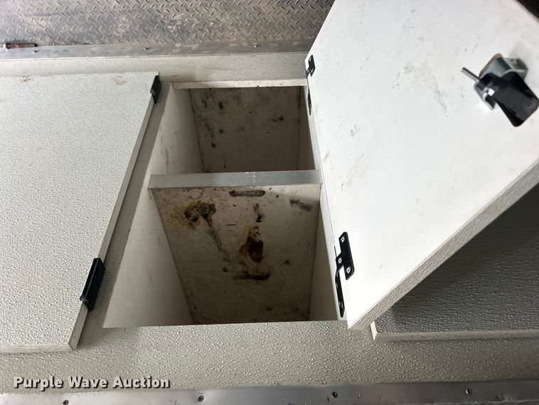 image for item DO1158 1999 Freightliner  MT45 delivery truck