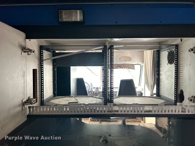 image for item DO1158 1999 Freightliner  MT45 delivery truck