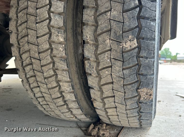 image for item DO1158 1999 Freightliner  MT45 delivery truck