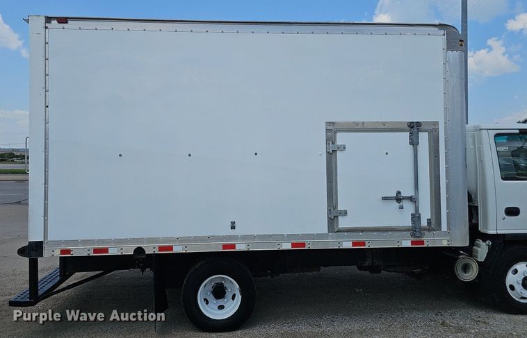 image for item DP1013 2000 Isuzu NPR carpet cleaner truck