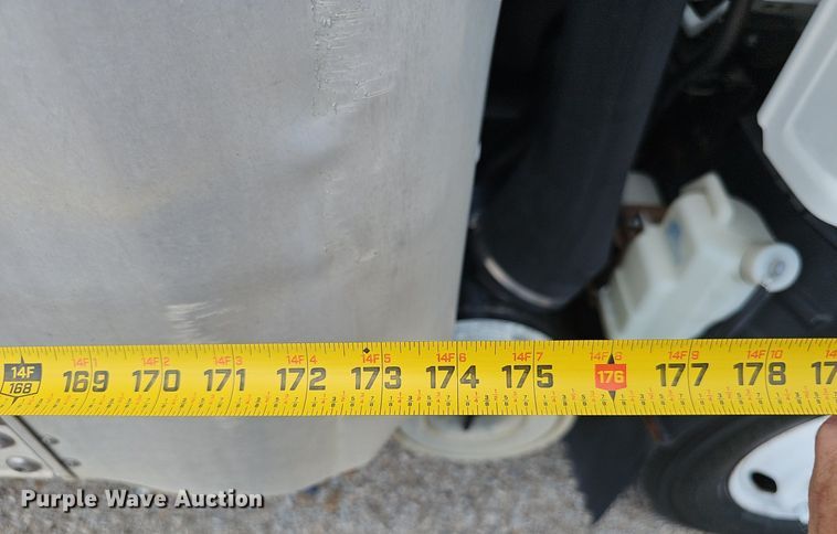 image for item DP1013 2000 Isuzu NPR carpet cleaner truck