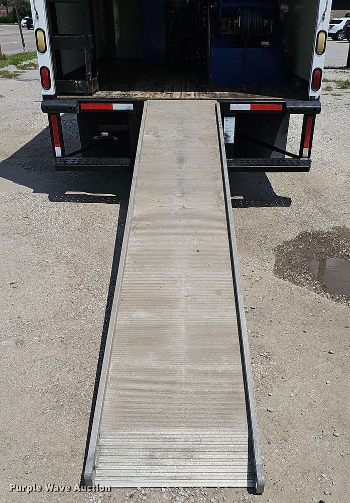 image for item DP1013 2000 Isuzu NPR carpet cleaner truck