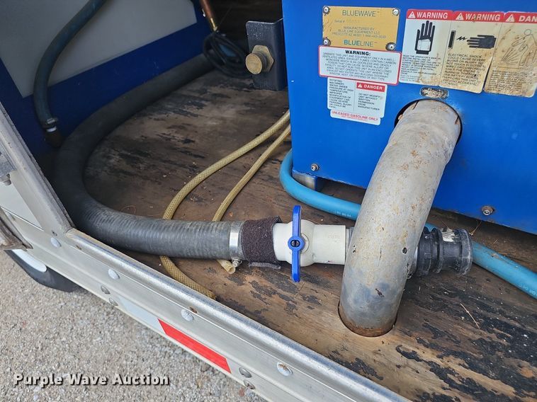 image for item DP1013 2000 Isuzu NPR carpet cleaner truck