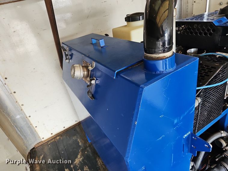 image for item DP1013 2000 Isuzu NPR carpet cleaner truck