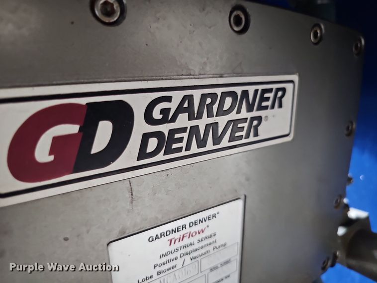 image for item DP1013 2000 Isuzu NPR carpet cleaner truck