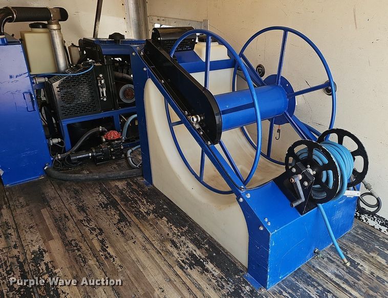 image for item DP1013 2000 Isuzu NPR carpet cleaner truck