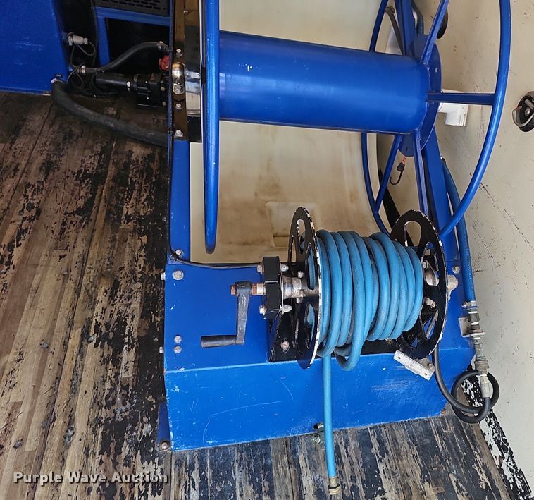 image for item DP1013 2000 Isuzu NPR carpet cleaner truck