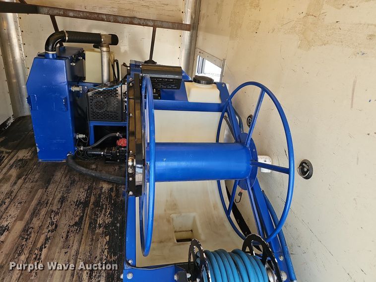 image for item DP1013 2000 Isuzu NPR carpet cleaner truck