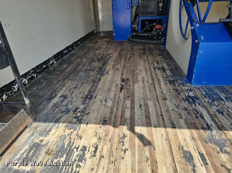 image for item DP1013 2000 Isuzu NPR carpet cleaner truck