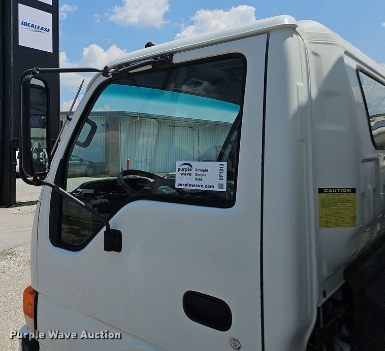 image for item DP1013 2000 Isuzu NPR carpet cleaner truck