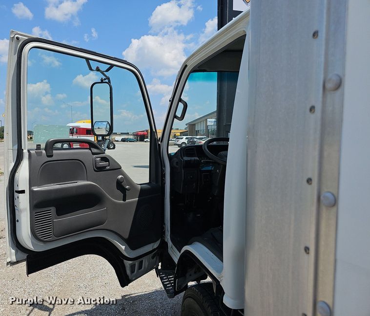 image for item DP1013 2000 Isuzu NPR carpet cleaner truck