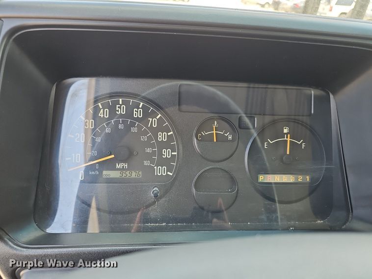 image for item DP1013 2000 Isuzu NPR carpet cleaner truck