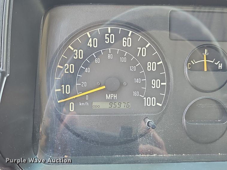 image for item DP1013 2000 Isuzu NPR carpet cleaner truck