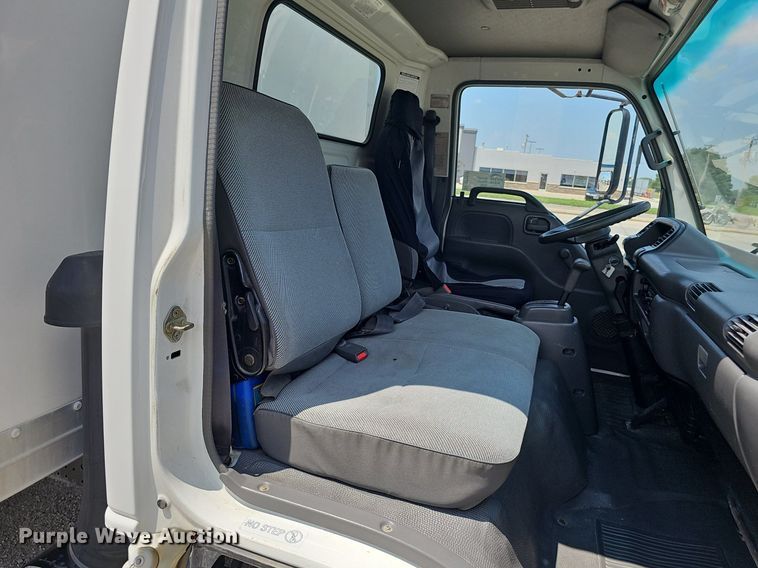 image for item DP1013 2000 Isuzu NPR carpet cleaner truck