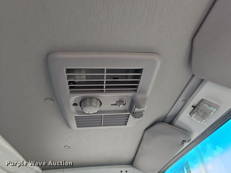 image for item DP1013 2000 Isuzu NPR carpet cleaner truck