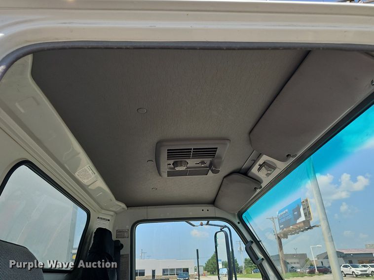 image for item DP1013 2000 Isuzu NPR carpet cleaner truck