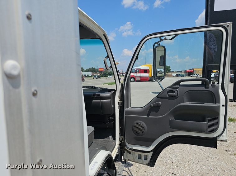 image for item DP1013 2000 Isuzu NPR carpet cleaner truck