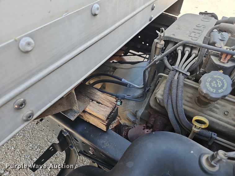 image for item DP1013 2000 Isuzu NPR carpet cleaner truck