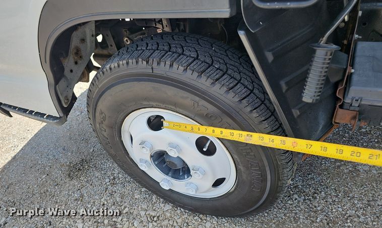 image for item DP1013 2000 Isuzu NPR carpet cleaner truck