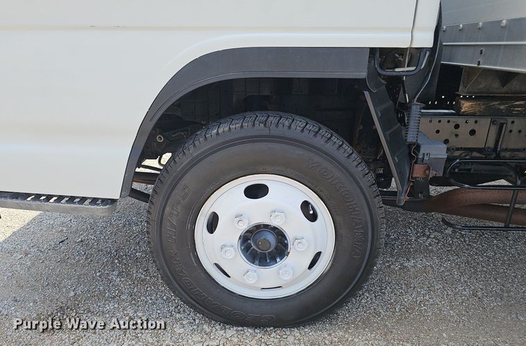 image for item DP1013 2000 Isuzu NPR carpet cleaner truck