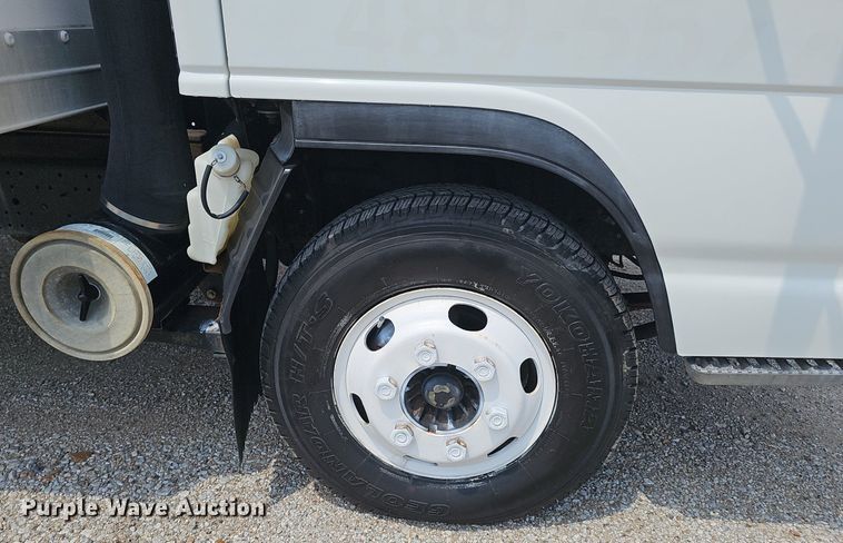 image for item DP1013 2000 Isuzu NPR carpet cleaner truck