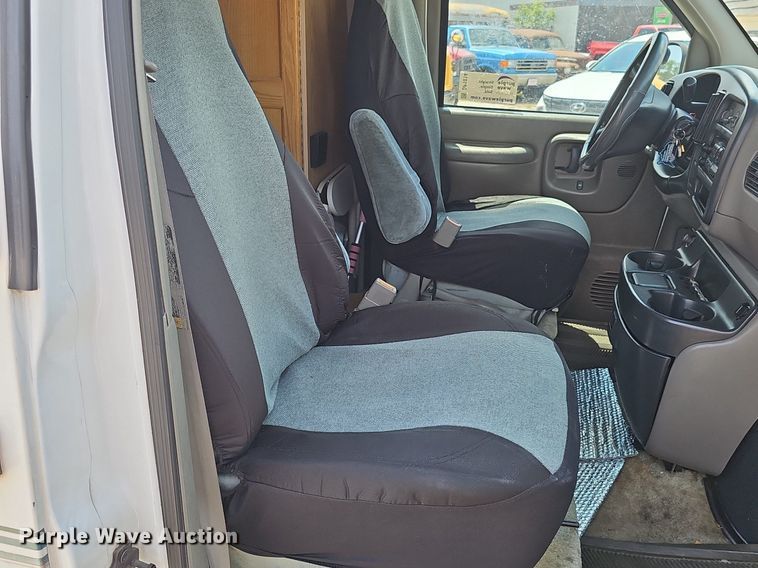 image for item DP1014 2000 Chevrolet Express 3500 Roadtrek 200 RV