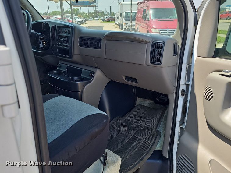 image for item DP1014 2000 Chevrolet Express 3500 Roadtrek 200 RV