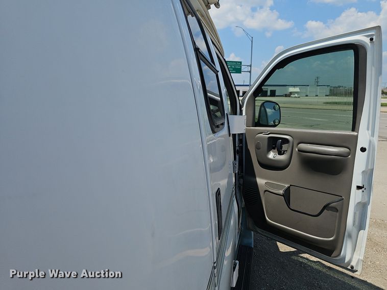 image for item DP1014 2000 Chevrolet Express 3500 Roadtrek 200 RV