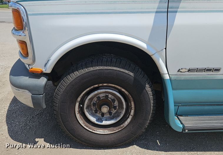 image for item DP1014 2000 Chevrolet Express 3500 Roadtrek 200 RV