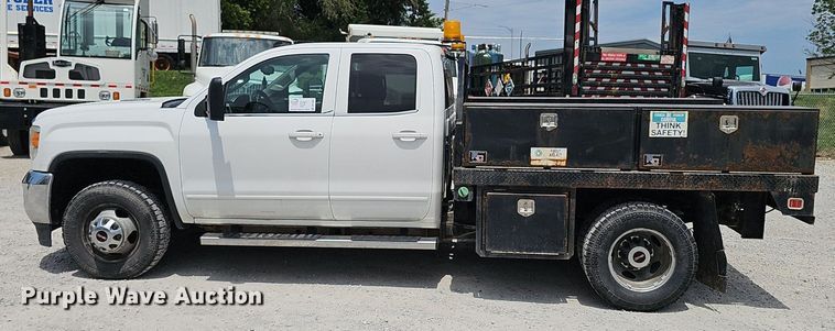 image for item DP1041 2015 GMC  Sierra 3500 Double Cab flatbed pickup truck