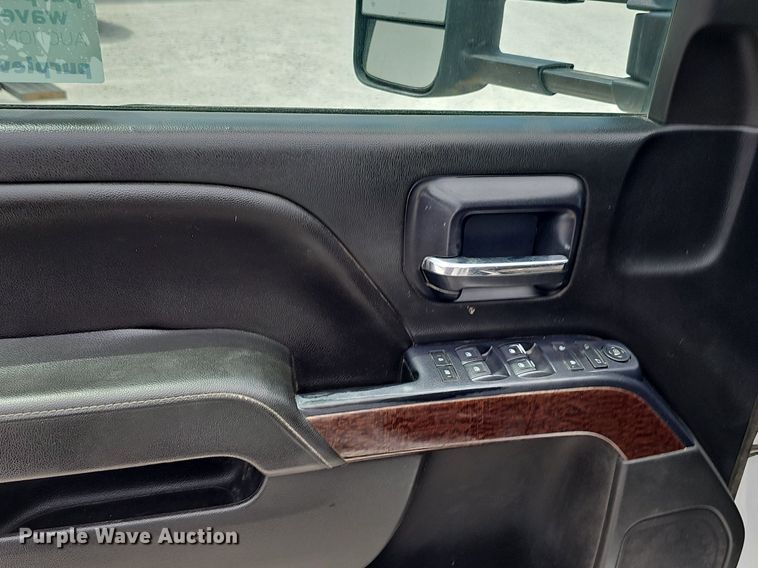 image for item DP1041 2015 GMC  Sierra 3500 Double Cab flatbed pickup truck