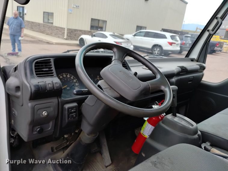 image for item DQ6165 2002 Isuzu  NPR HD flatbed truck