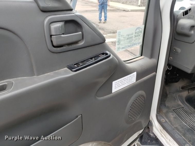 image for item DQ6165 2002 Isuzu  NPR HD flatbed truck